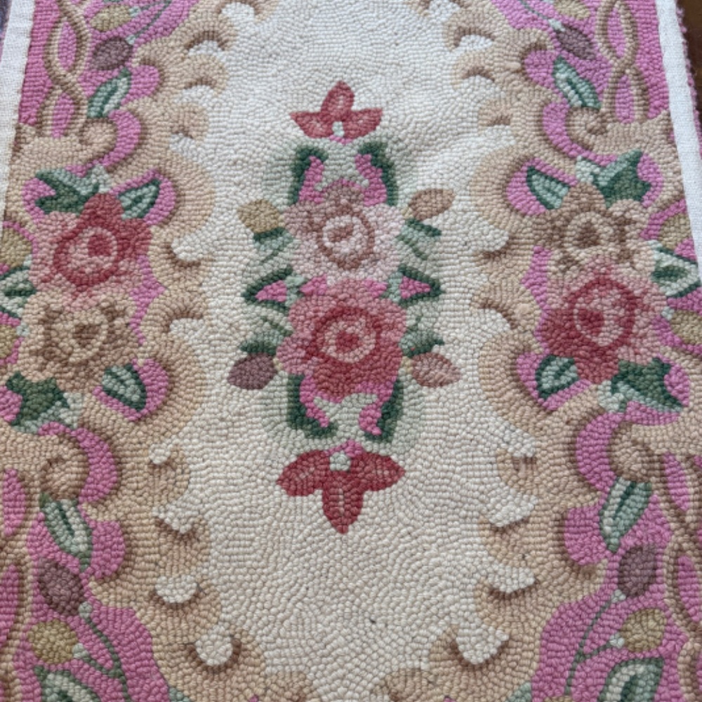 Small Light weight pink hooked rug - Picture 3 of 10